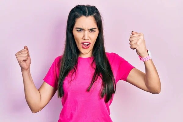 Jong Latijns Amerikaans Meisje Draagt Casual Roze Shirt Boos Gek — Stockfoto