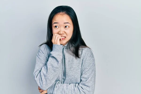 Ung Kinesisk Flicka Bär Casual Kläder Ser Stressad Och Nervös — Stockfoto