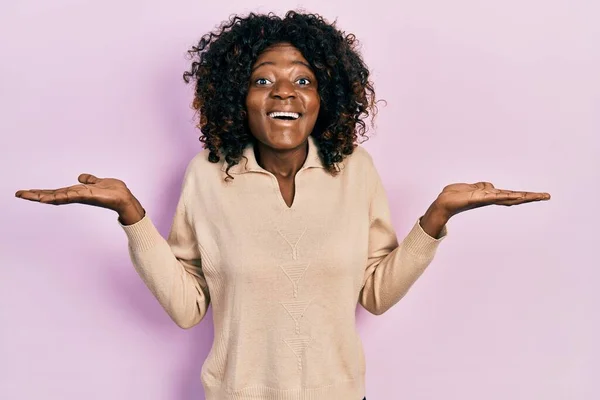 Jonge Afro Amerikaanse Vrouw Draagt Casual Kleding Vieren Gek Verbaasd — Stockfoto