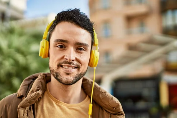 Jovem Hispânico Sorrindo Feliz Usando Fones Ouvido Cidade — Fotografia de Stock