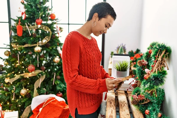 Jovem Hispânica Sorrindo Confiante Olhando Imagem Pela Árvore Natal Casa — Fotografia de Stock