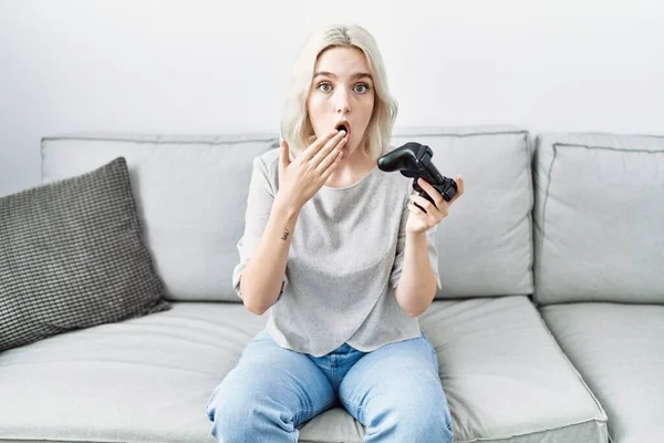 Jonge Blanke Vrouw Thuis Spelen Video Game Holding Controller Bedekken — Stockfoto