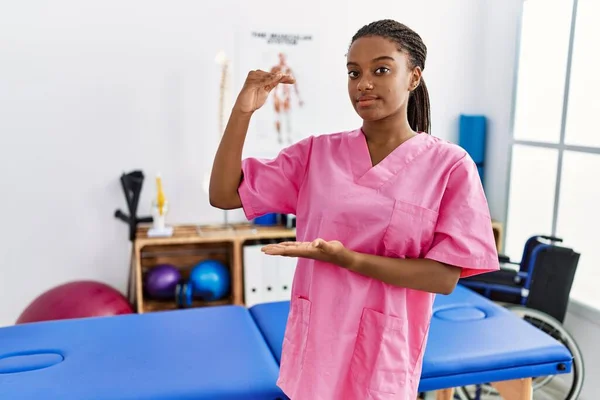 Young African American Woman Working Pain Recovery Clinic Gesturing Hands — Stockfoto
