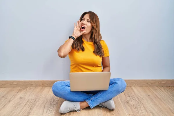 Spaanse Vrouw Met Laptop Vloer Thuis Schreeuwend Schreeuwend Met Hand — Stockfoto