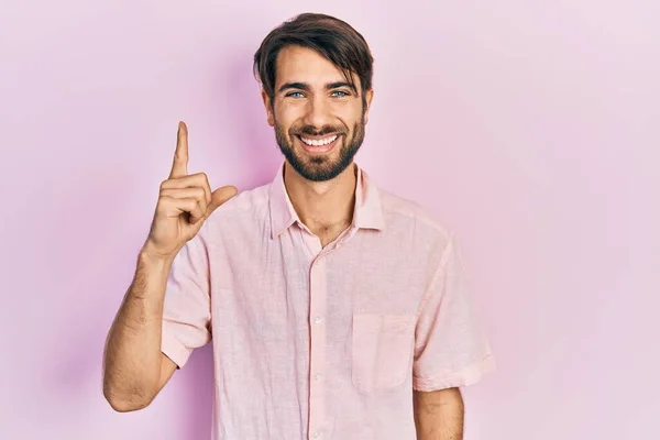 Gündelik Kıyafetler Giyen Genç Spanyol Adam Başarılı Bir Fikirle Işaret — Stok fotoğraf
