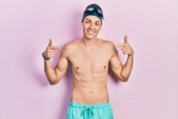 Joven Hombre Hispano Con Traje Baño Gafas Nadador Mirando Confiado —  Fotos de Stock