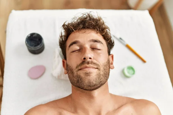 Ung Latinamerikansk Man Som Får Ansiktsbehandling Skönhetscentret — Stockfoto