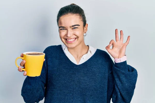 Ung Kaukasiska Flicka Som Håller Kaffe Gör Tecken Med Fingrar — Stockfoto