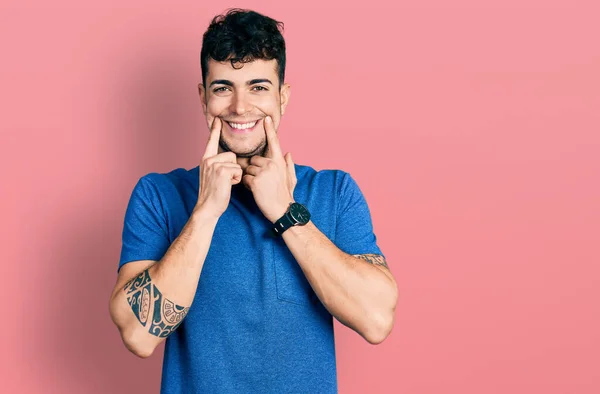 Gündelik Tişört Giyen Genç Spanyol Adam Ağzı Açık Gülümsüyor Parmakları — Stok fotoğraf