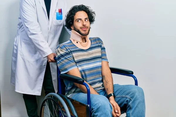 Bonito Homem Hispânico Sentado Cadeira Rodas Usando Gola Pescoço Sorrindo — Fotografia de Stock