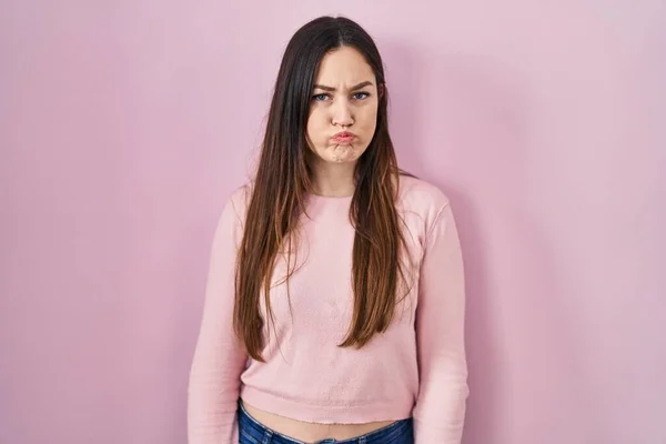 Young Brunette Woman Standing Pink Background Puffing Cheeks Funny Face — Stock Photo, Image