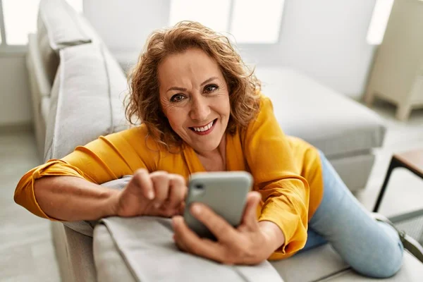 Běloška Středního Věku Žena Pomocí Smartphone Sedí Pohovce Doma — Stock fotografie