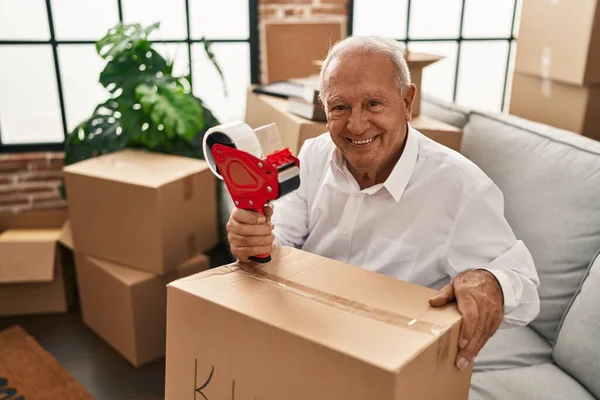 Hombre Mayor Sonriendo Caja Cartón Embalaje Seguro Nuevo Hogar — Foto de Stock