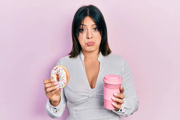 Νεαρή Ισπανόφωνη Γυναίκα Τρώει Ντόνατ Και Πίνει Καφέ Καταθλιπτική Και — Φωτογραφία Αρχείου