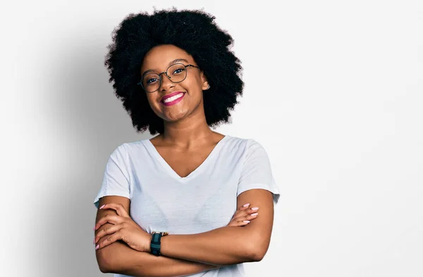 Die Junge Afroamerikanerin Trägt Ein Lässiges Weißes Shirt Und Lächelt — Stockfoto