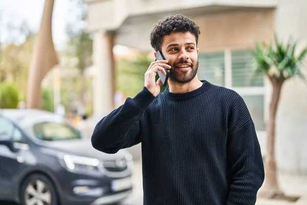 Ung Arabisk Man Ler Säker Talar Smartphone Gatan — Stockfoto