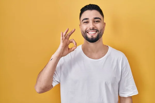 Jonge Knappe Man Draagt Casual Shirt Gele Achtergrond Lachend Positief — Stockfoto