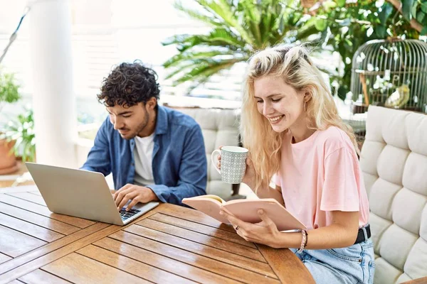 Pareja Joven Sonriendo Feliz Usando Ordenador Portátil Beber Cofffe Sentado — Foto de Stock