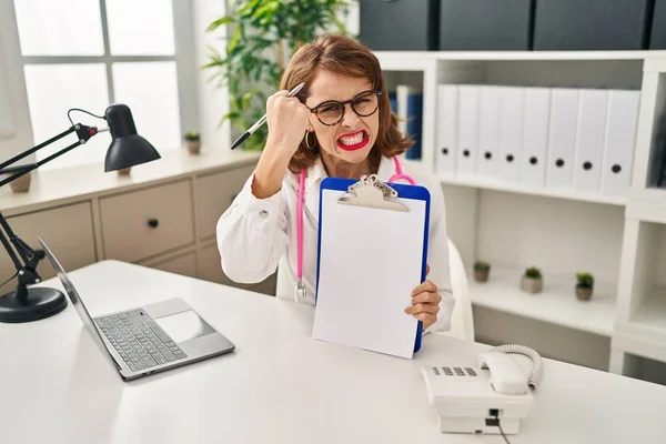 Young Doctor Woman Wearing Stethoscope Holding Clipboard Annoyed Frustrated Shouting — Stock Photo, Image