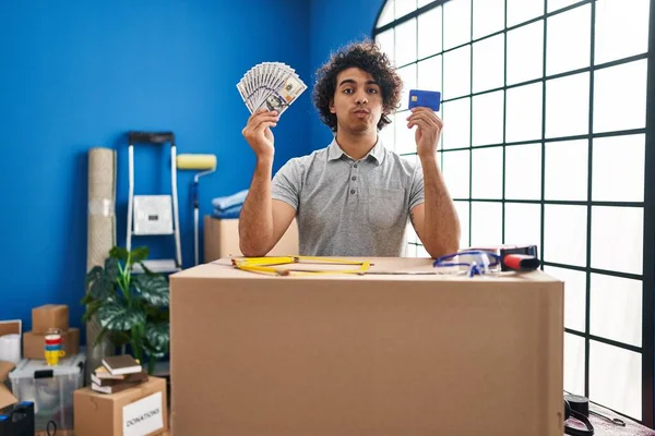 Homem Hispânico Com Cabelo Encaracolado Movendo Para Uma Nova Casa — Fotografia de Stock