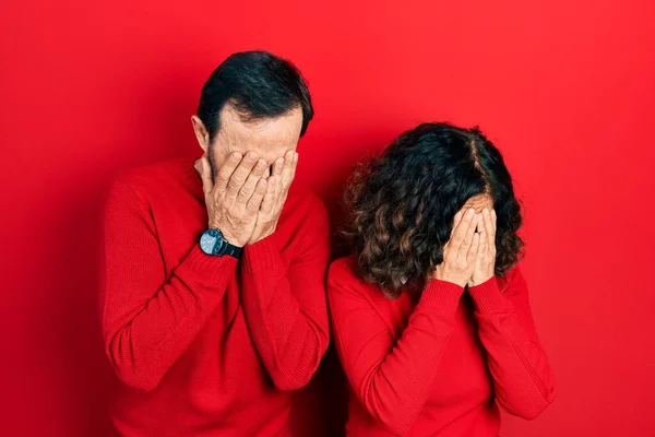 Paar Mittleren Alters Aus Hispanischen Frauen Und Männern Die Sich — Stockfoto