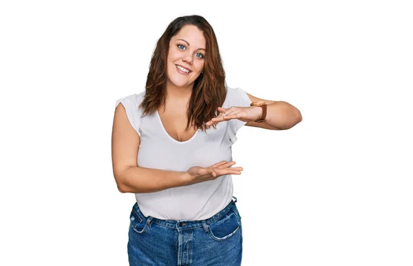 Joven Mujer Talla Grande Con Camiseta Blanca Casual Haciendo Gestos —  Fotos de Stock