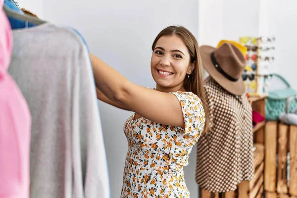 Ung Latinamerikansk Kvinna Ler Säker Shopping Kläder Butik — Stockfoto