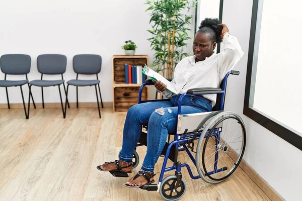 Young Black Woman Sitting Wheelchair Waiting Room Confuse Wondering Question — Stockfoto