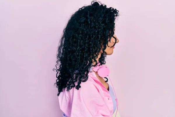 Young Hispanic Woman Curly Hair Wearing Gym Clothes Using Headphones — Foto Stock