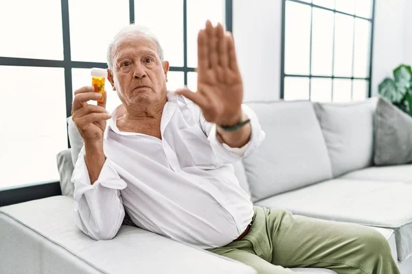 Starší Muž Který Drží Pilulky Přestane Zpívat Dlaní Varovný Výraz — Stock fotografie
