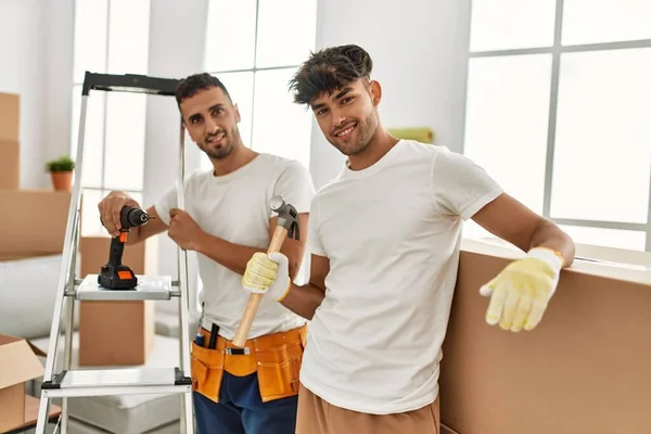 Dois Homens Hispânicos Casal Sorrindo Casa Reparadora Confiante Nova Casa — Fotografia de Stock