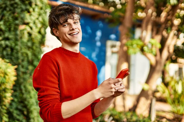 Jovem Hispânico Homem Sorrindo Feliz Usando Smartphone Cidade — Fotografia de Stock