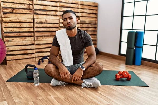 Genç Hintli Bir Adam Spor Salonunda Antrenman Minderinde Oturmuş Kameraya — Stok fotoğraf