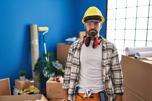 髭を生やした若いヒスパニック系の男性が自宅の改装で働いて落ち込んでおり 苦痛のために心配し 怒って恐れて泣いています 悲しい表情 — ストック写真