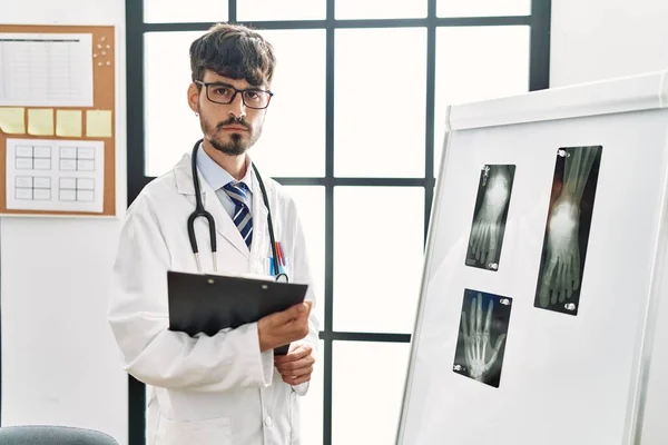 Joven Médico Hispano Buscando Rayos Trabajando Clínica —  Fotos de Stock