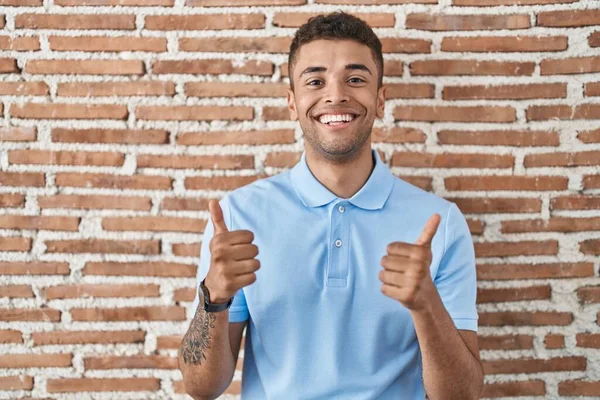 Joven Brasileño Pie Sobre Pared Ladrillo Signo Éxito Haciendo Gesto — Foto de Stock