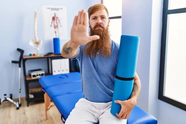 Pelirrojo Con Barba Larga Sosteniendo Esterilla Yoga Clínica Rehabilitación Con — Foto de Stock