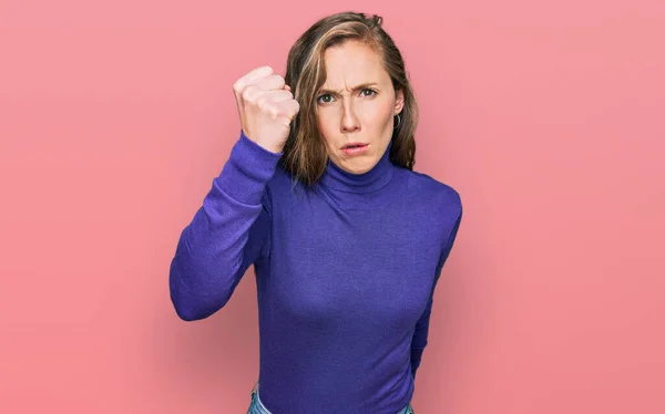 Genç Sarışın Kadın Kızgın Kızgın Öfkeyle Bağırırken Yumruğunu Kaldırıyor Öfkeleniyor — Stok fotoğraf