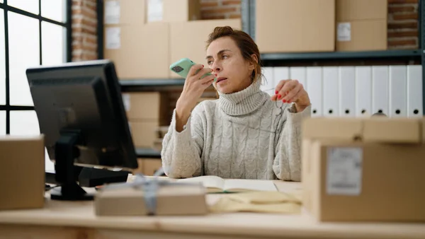 Mujer Hispana Mediana Edad Comercio Electrónico Trabajador Negocios Hablando Teléfono — Foto de Stock