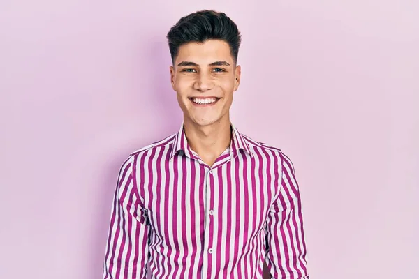 Joven Hombre Hispano Usando Ropa Casual Con Una Sonrisa Alegre — Foto de Stock