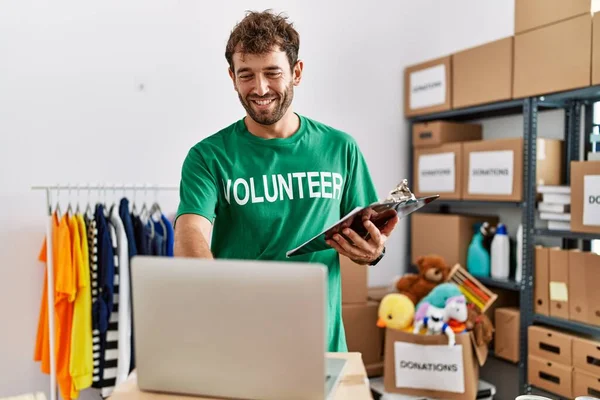 Jonge Spaanse Vrijwilliger Glimlachend Gelukkig Werkend Bij Liefdadigheidscentrum — Stockfoto