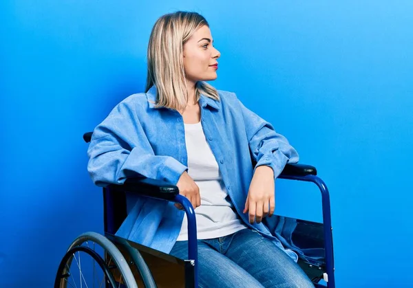 Tekerlekli Sandalyede Oturan Güzel Beyaz Kadın Yan Yan Yan Yan — Stok fotoğraf