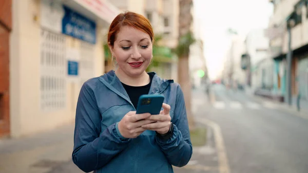 Jonge Roodharige Vrouw Draagt Sportkleding Met Smartphone Straat — Stockfoto