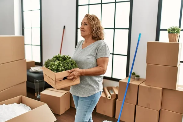 Mulher Caucasiana Meia Idade Sorrindo Feliz Segurando Vaso Planta Nova — Fotografia de Stock