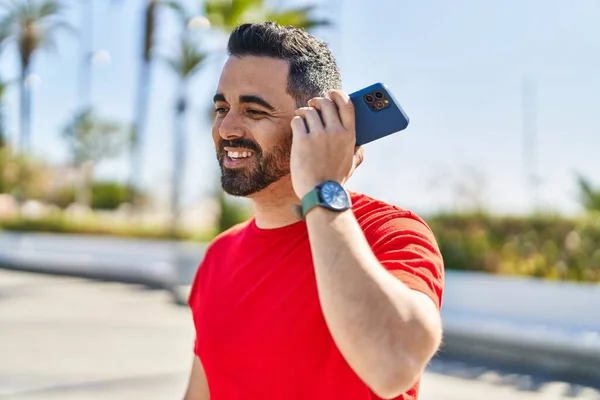 Jeune Homme Hispanique Souriant Confiant Écoute Message Audio Par Smartphone — Photo