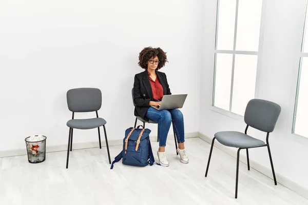 Молодая Африканская Американка Ноутбуком Сидящая Стуле Комнате Ожидания — стоковое фото
