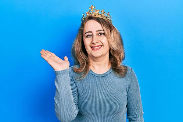 Middle Age Caucasian Woman Wearing Queen Crown Smiling Cheerful Presenting — 스톡 사진
