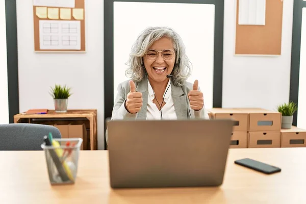 Femme Affaires Âge Moyen Assis Sur Bureau Travaillant Aide Ordinateur — Photo