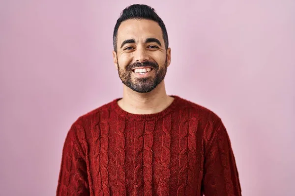 Homem Hispânico Jovem Com Barba Vestindo Camisola Casual Sobre Fundo — Fotografia de Stock