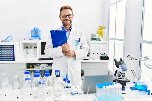 Hombre Hispano Mediana Edad Sonriendo Confiado Vistiendo Uniforme Científico Laboratorio — Foto de Stock